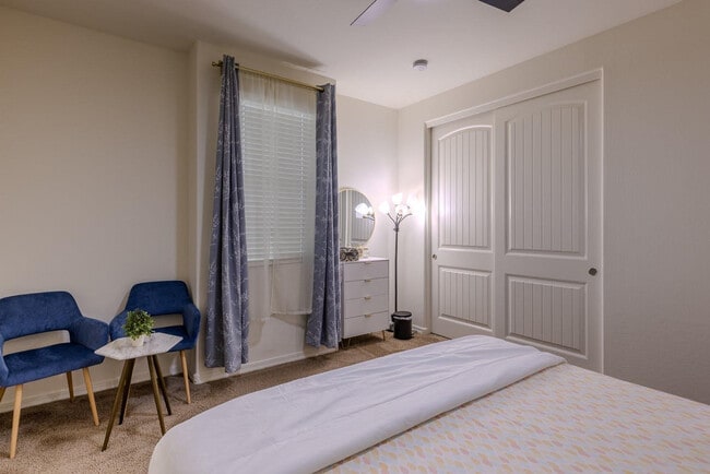 Building Photo - 1064 S Sunset Dr