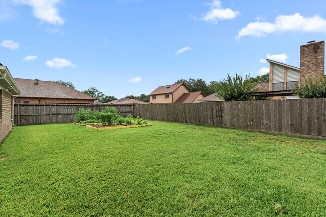 Building Photo - 815 Millpond Dr