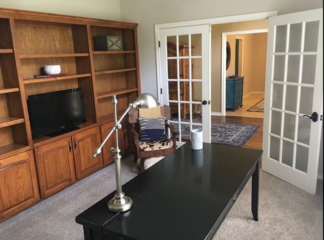 Building Photo - Mill Creek Executive Home Overlooking Golf Course at 17th Tee