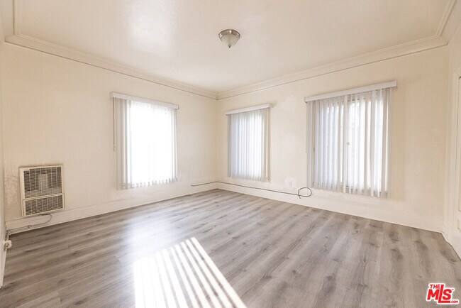 Building Photo - 946 S Burlington Ave