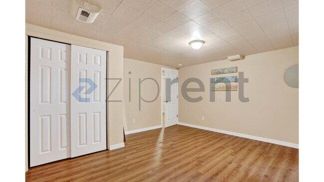 Building Photo - Unit
