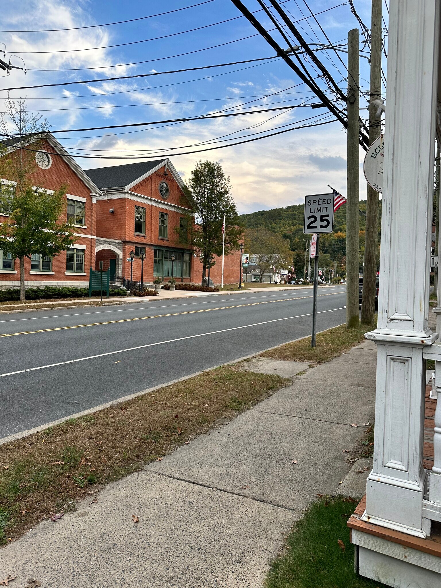 Building Photo - 537 Main St