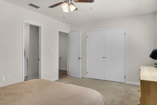 Building Photo - "Charming 2-Bed Townhouse in Fort Walton Beach"