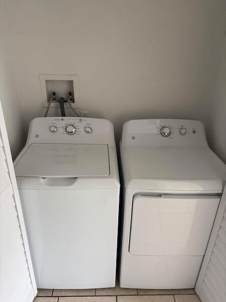 Building Photo - 5108 Sanibel Ave