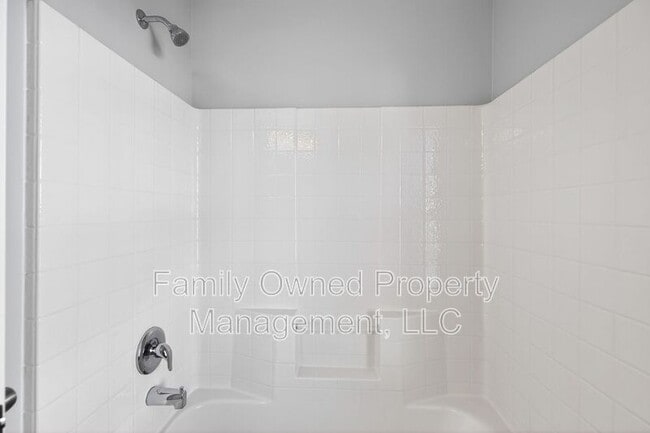 Building Photo - 123 Thousand Oaks Cir