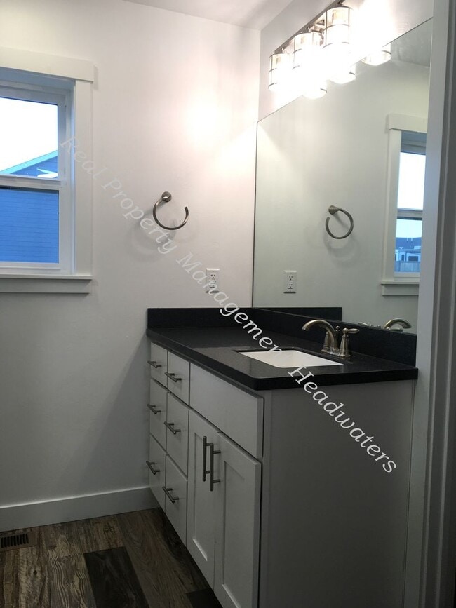Building Photo - 3 Bedroom 2 Bath House For Rent