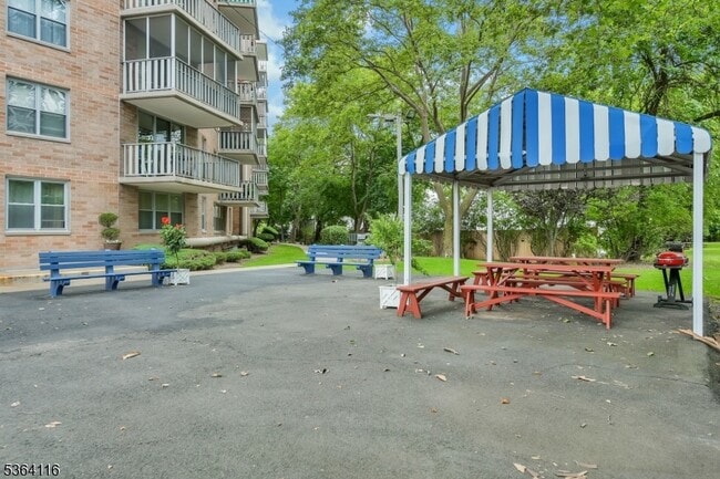 Building Photo - 530 Valley Rd