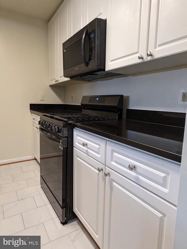 Building Photo - 5563 Seminary Rd