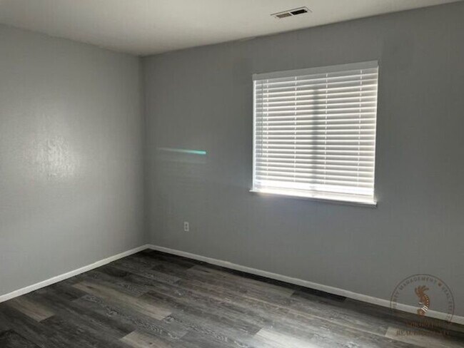 Building Photo - 464-32 1/8 32 1/8 Rd