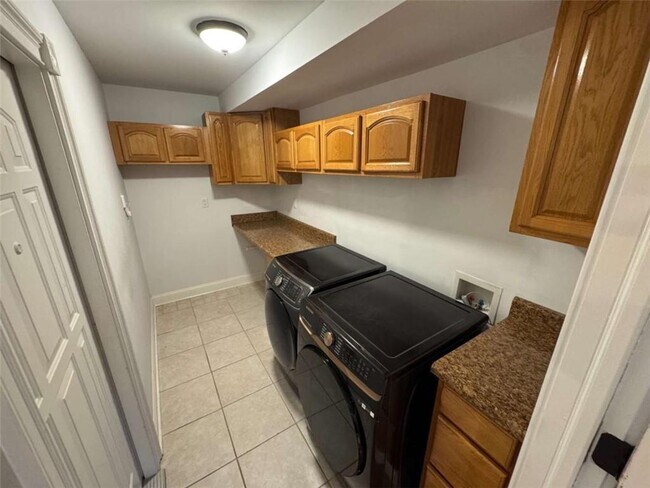 Building Photo - 837 Parkstone Dr