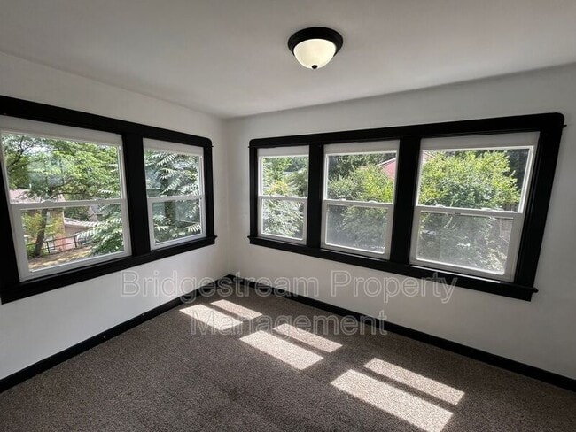 Building Photo - 216 W Hillcrest Ave