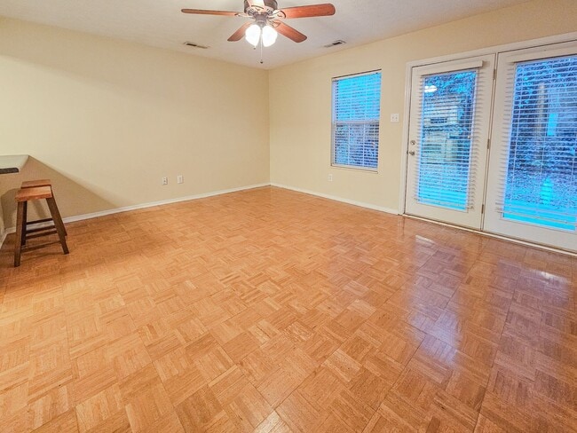 Building Photo - Knoxville 37934 - 3 bed 2.5 bath Condo - Contact Ryan Fogarty 865-333-4840