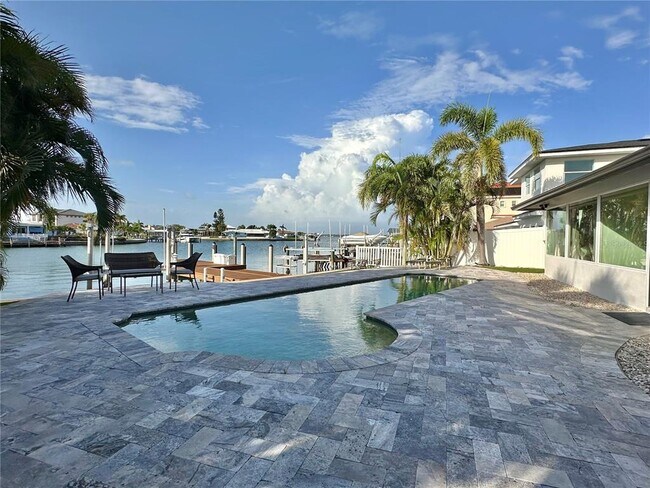 Building Photo - 320 Palm Island NE
