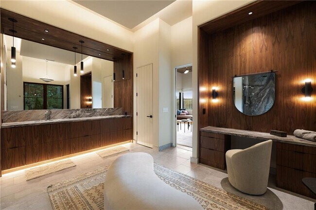 Building Photo - 725 Rocky Point Dr