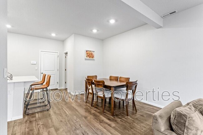 Building Photo - 876 N 18th Ave