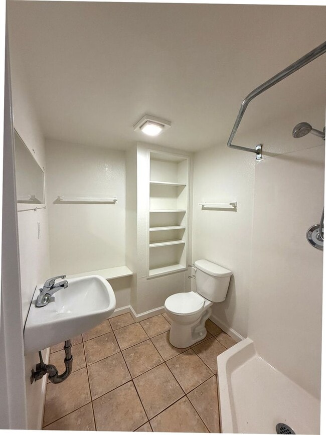 Building Photo - UPDATED BRIGHT 1500/ft 3BR/2BR+Bonus+1GR H...