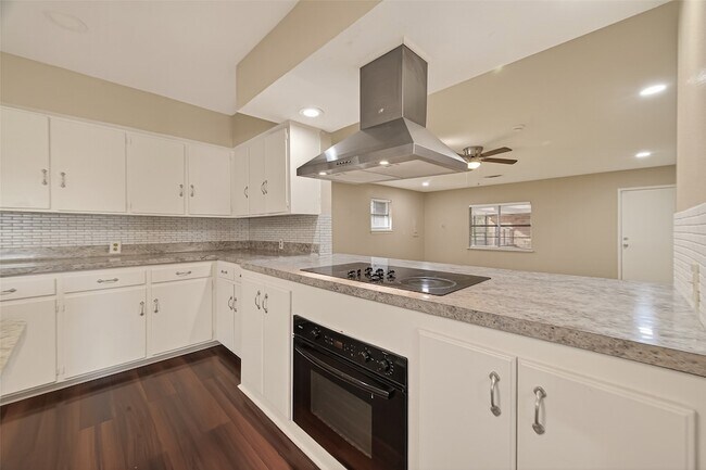 Building Photo - 10645 Oak Brook Dr