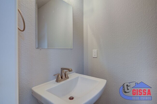 Building Photo - Beautiful, modern townhouse with primary b...