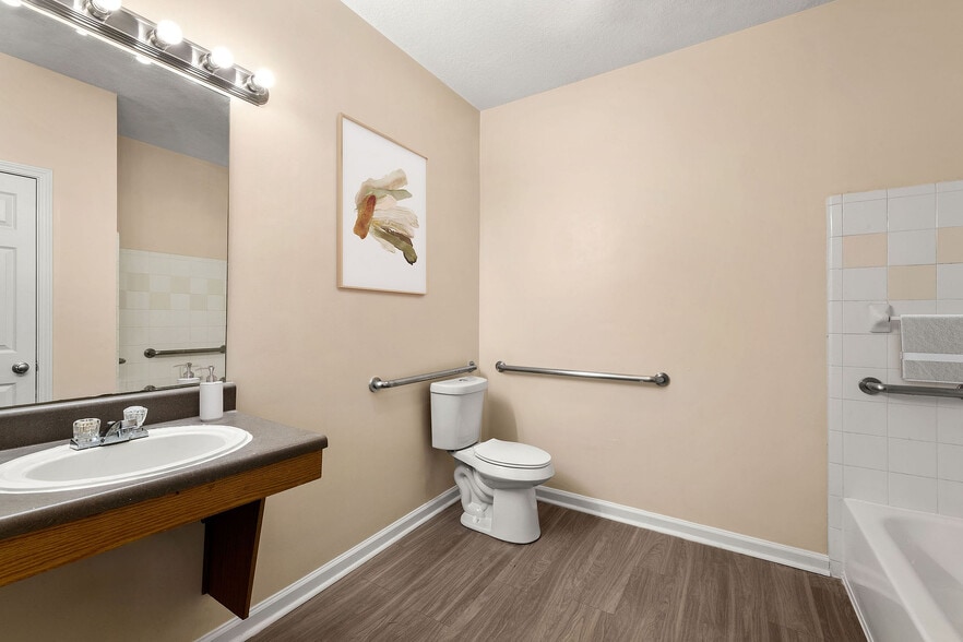 C195580_CreeksideVista_1B1B_BATH_04_VS - Creekside Vista