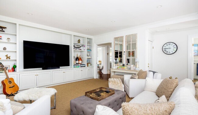 Building Photo - 135 Meeting House Ln