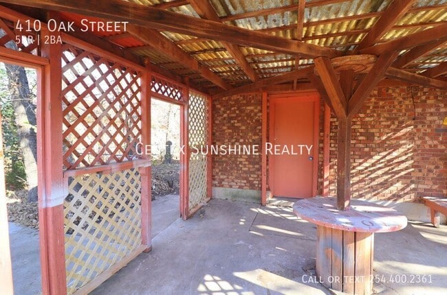 Building Photo - 410 Oak St