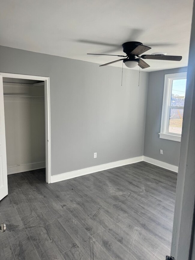 Building Photo - Newly renovated 2bd/1ba Apartments