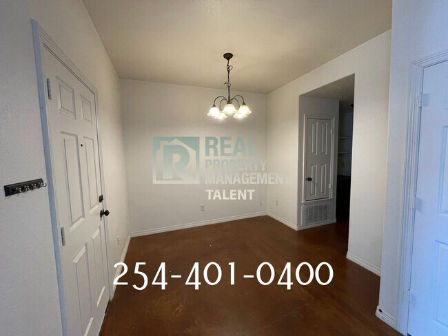 Building Photo - 602 Karey Dr