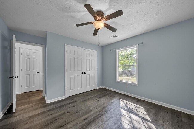 Building Photo - 1201 Red Stone Dr