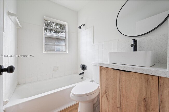 Building Photo - 417 NW 15th Ave