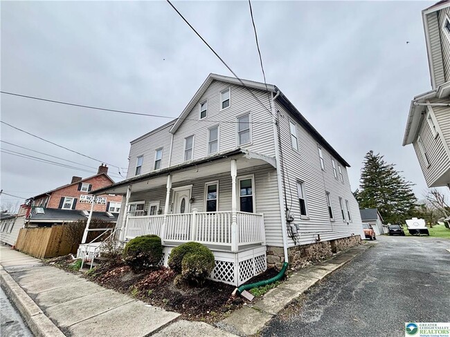 Building Photo - 206 Main St