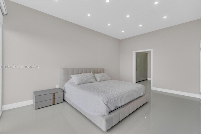 Building Photo - 18011 Biscayne Blvd