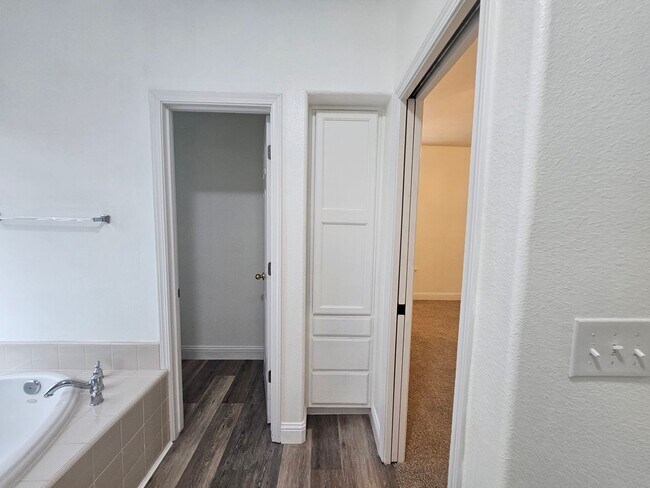 Building Photo - 4 Bedroom 2 Bath