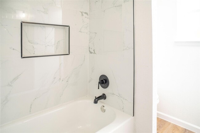 Building Photo - 9214 Woodland Oaks Dr