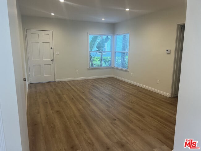 Building Photo - 4127 W Toluca Lake Ave