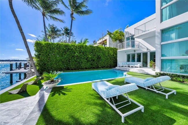 Building Photo - 227 E Dilido Dr