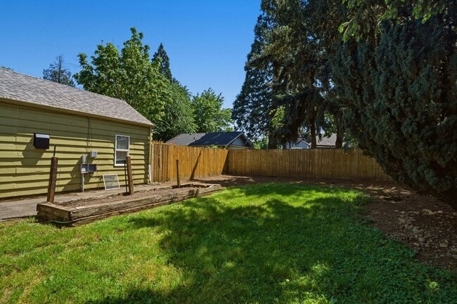 Building Photo - Updated Single-Level Home with Modern Kitchen, Natural Light & Parking
