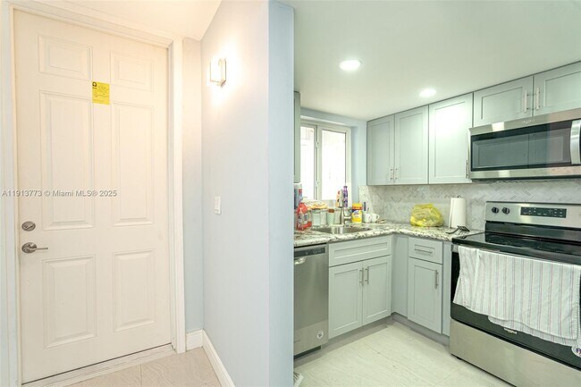 Building Photo - 1070 W 43rd Pl