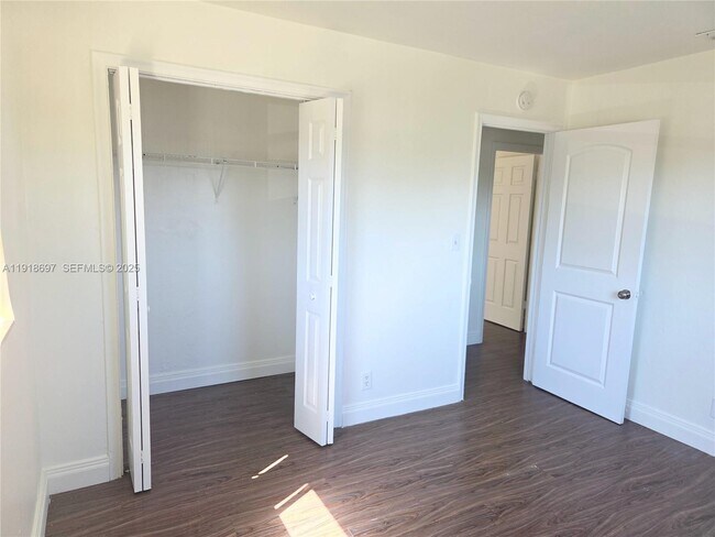 Building Photo - 5200 NW 18th Ct