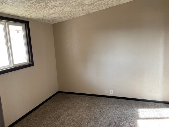 Building Photo - BEAUTIFUL THREE BEDROOM AT SILVER LAKE