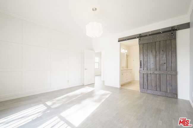 Building Photo - 73 City Stroll