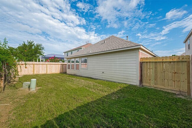 Building Photo - 12230 Hawthorne Hill Cir