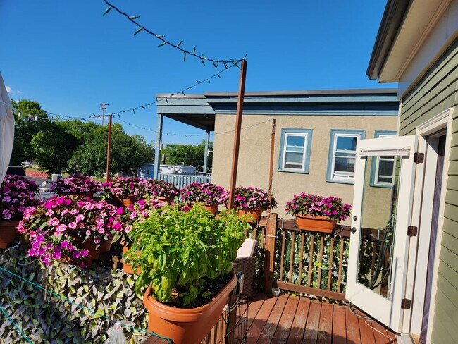Building Photo - Versatile Top Floor 2 Bd 1 Bath With Offic...