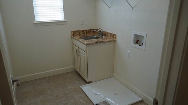 Building Photo - Beautiful 3 Bed, 2.5 Bath in Desirable Dia...