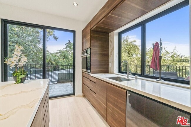 Building Photo - 2315 Loma Vista Pl