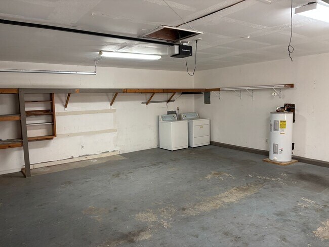 Building Photo - Convenient Northeast location!