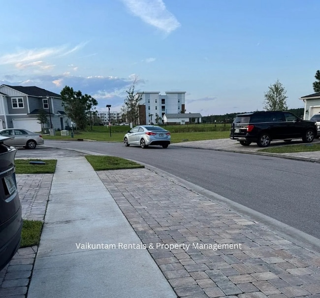 Building Photo - 370 Richmond Dr