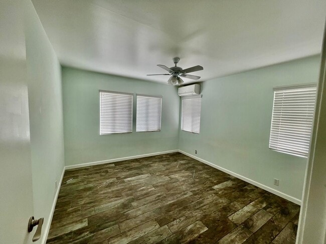 Building Photo - Joshua Tree home with views, views, views....