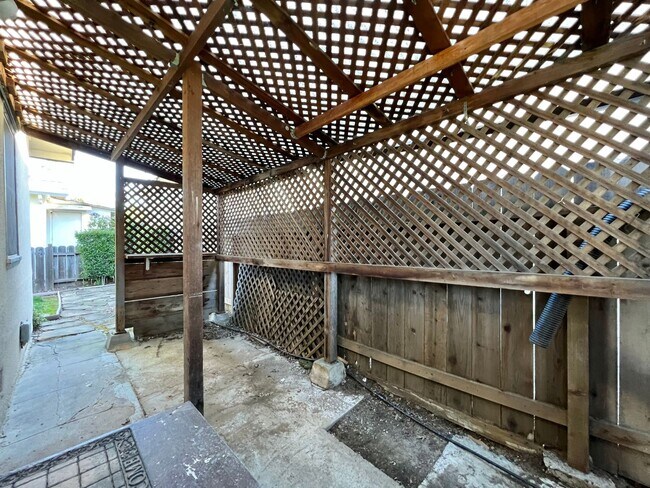 Building Photo - 2 Bedrooms, 1 Bathroom Charmer Near Downto...