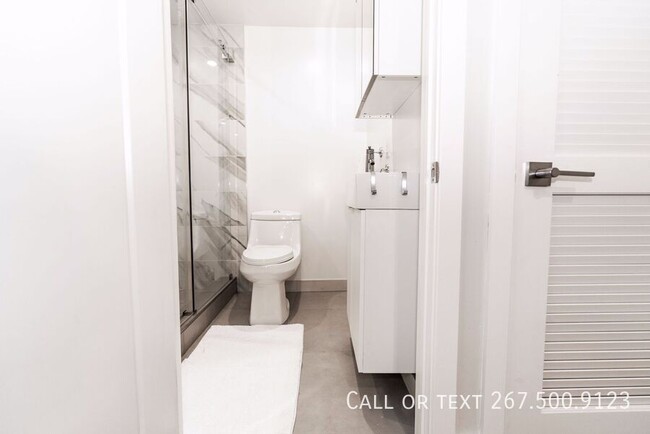 Building Photo - Beautiful bi-level 2 bed, 2 bathroom unit ...