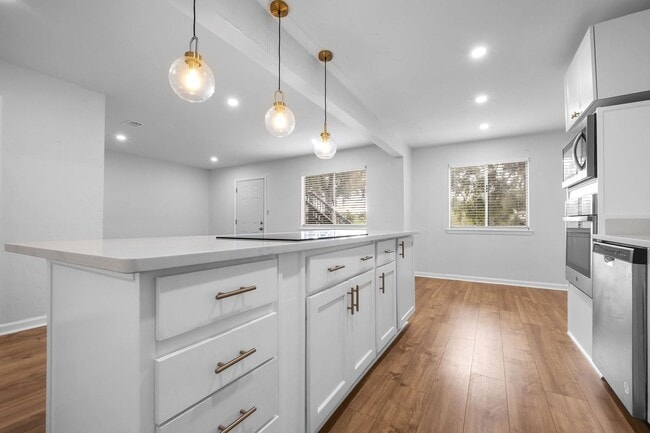 Building Photo - Completely renovated 2/1 on Golf Course!